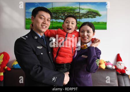 (190119) -- NANJING, Gennaio 19, 2019 (Xinhua) -- Xue Feng (R) e la sua famiglia si pongono per le foto a casa a Xuzhou, est cinese della provincia di Jiangsu, Gennaio 18, 2019. Xue Feng è un conduttore del treno della China Railway Shanghai Group Co. Ltd, il cui marito è un poliziotto. A causa dei loro posti di lavoro non possono accompagnare il loro figlio zhuangzhuang tutto il tempo. Ogni volta quando Xue Feng ha di uscire di casa per lavorare per un paio di giorni, Ella scriverà una scusa nota a zhuangzhuang per esprimere il suo rammarico. E ogni volta quando zhuangzhuang riceve una scusa nota da sua madre, egli sarà messo nel suo 'tesoro box' . Ora egli Foto Stock