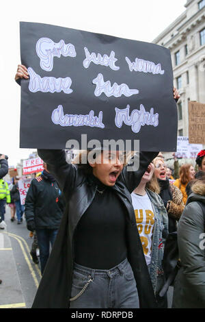 Londra, Regno Unito. Xix gen, 2019. Una donna si vede il sollevamento alta una targhetta gridando slogan durante la protesta.centinaia di dimostranti prendere parte in "Donne chiedere pane & Rose'' protesta organizzata dalle donne del marzo nel centro di Londra e un rally in Trafalgar Square. La dimostrazione che ricorda il 1912 Pane & Rose proteste che ha rivoluzionato i diritti dei lavoratori per le donne. Con l approssimarsi dell Brexit, i manifestanti vogliono austerità per terminare e chiedono garanzie specifiche da parte del governo britannico. Credito: Dinendra Haria/SOPA Immagini/ZUMA filo/Alamy Live News Foto Stock