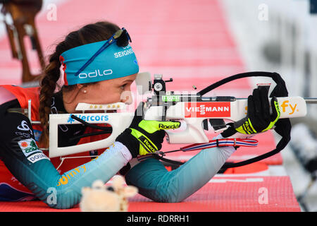 Ruhpolding in Germania. Xix gen, 2019. Biathlon: Coppa del Mondo di calcio, 4 x 6 km per la staffetta femminile in Chiemgau Arena. Anais Chevalier dalla Francia è presso il poligono di tiro. Credito: Matthias esitano di fronte/dpa/Alamy Live News Foto Stock