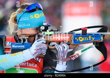 Ruhpolding in Germania. Xix gen, 2019. Biathlon: Coppa del Mondo di calcio, 4 x 6 km per la staffetta femminile in Chiemgau Arena. Anais Bescond dalla Francia è presso il poligono di tiro. Credito: Matthias esitano di fronte/dpa/Alamy Live News Foto Stock