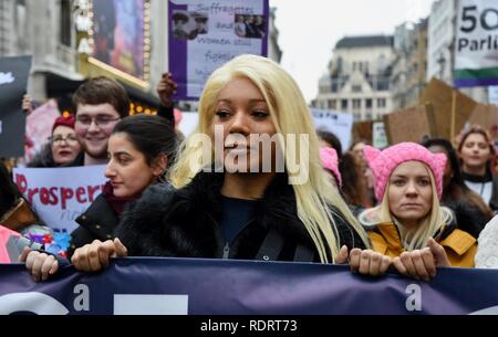 Munroe Bergdorf,modello e attivista LGBT.Le Donne del marzo,hanno protestato contro la violenza contro la donna e l'impatto delle politiche del governo su austerità.Trafalgar Square,London.UK Foto Stock