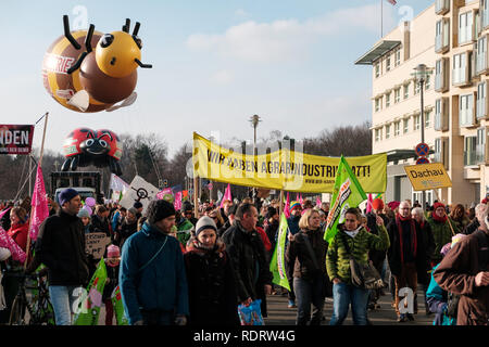 Berlino, Germania - 19 Gennaio 2019: dimostrazione "Wir haben es satt', contro il tedesco e la politica agricola della UE e per l'agricoltura sostenibile a Berlino, Germania Credito: hanohiki/Alamy Live News Foto Stock