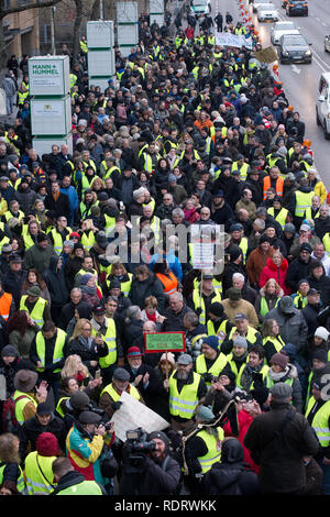 Stuttgart, Germania. Xix gen, 2019. I dimostranti dimostrare con striscioni sulla B14 Neckartor. La dimostrazione è contro la Germania del primo divieto globale sul gasolio la guida di Stoccarda. Credito: Oliver Willikonsky/dpa/Alamy Live News Credito: dpa picture alliance/Alamy Live News Credito: dpa picture alliance/Alamy Live News Foto Stock