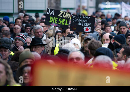 Stuttgart, Germania. Xix gen, 2019. I dimostranti dimostrare con striscioni sulla B14 Neckartor. La dimostrazione è contro la Germania del primo divieto globale sul gasolio la guida di Stoccarda. Credito: Oliver Willikonsky/dpa/Alamy Live News Credito: dpa picture alliance/Alamy Live News Credito: dpa picture alliance/Alamy Live News Foto Stock