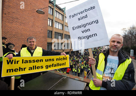 Stuttgart, Germania. Xix gen, 2019. I dimostranti dimostrare con striscioni sulla B14 Neckartor. La dimostrazione è contro la Germania del primo divieto globale sul gasolio la guida di Stoccarda. Credito: Oliver Willikonsky/dpa/Alamy Live News Credito: dpa picture alliance/Alamy Live News Credito: dpa picture alliance/Alamy Live News Foto Stock