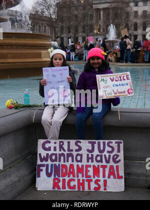 Londra, Regno Unito. 19 gennaio 2019. In tutto il mondo delle donne oggi marchigiano, compresi a Londra contro la violenza e di austerità. Il rally di Londra è stata denominata "Pane e Rose' in onore del femminismo americano Rose Schneiderman, rivolgendo l'attenzione all'impatto di austerità sulle donne. Credito: Joe Kuis /Alamy Live News Foto Stock