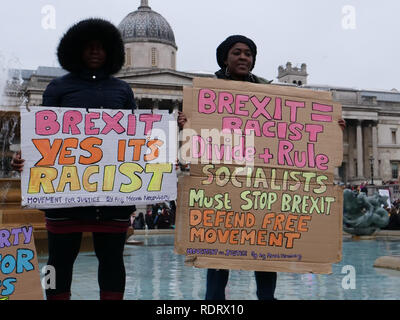 Londra, Regno Unito. 19 gennaio 2019. In tutto il mondo delle donne oggi marchigiano, compresi a Londra contro la violenza e di austerità. Il rally di Londra è stata denominata "Pane e Rose' in onore del femminismo americano Rose Schneiderman, rivolgendo l'attenzione all'impatto di austerità sulle donne. Credito: Joe Kuis /Alamy Live News Foto Stock