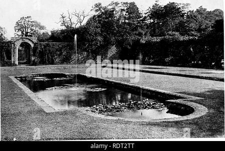 . Giardini per piccole case di campagna . Giardini, inglese. Acqua nel giardino formale. H5 felice rapporto nel design tra sé e le scale da terra superiore. Non meno geniale è il trattamento del giardino sul lato ovest della casa (Figg. 185 e 187, e piano per vedere Fig. 98). L'acqua qui prende anche un posto preminente. Una vasca tonda è impostata su una base quadrata costruita di piastrelle con un coping di pietra. Dal bacino sorge una fontana con la sua figura schizzando freschezza. Su ogni lato di questa caratteristica centrale è un giglio oblunga piscina e tutta la progettazione è tenuto insieme da una ampia cornice di Foto Stock