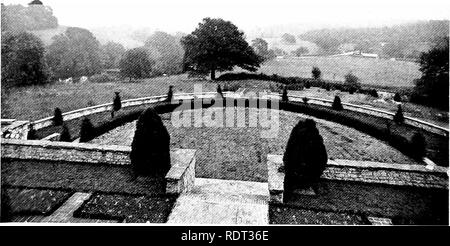 . Giardini per piccole case di campagna . Giardini, inglese. 84 Sul Hillside Gardens. Un altro interessante il trattamento di una collina sito è mostrato nella fotografia e piano (figure, no e in) di un giardino sul ripido, progettato dal Sig. Inigo Triggs. Nella parte anteriore della casa è una terrazza venticinque metri di larghezza, con gradini che conducono in basso verso una semi-circolare terrazza erba delimitate da siepi di tasso. Il successivo livello inferiore è occupata da due aiuole diviso da un percorso di erba. A partire dalla fine di quest'ultimo un altro volo di passi conduce giù ad un verde a piedi, che è chiusa su ogni lato da siepi di tasso. Questo degrada t Foto Stock