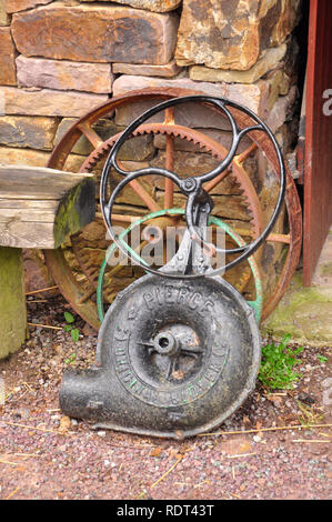 Old Forge soffiante e ruote di ferro al di fuori del Kerry Bog Village Forge.County Kerry,Repubblica di Irlanda Foto Stock