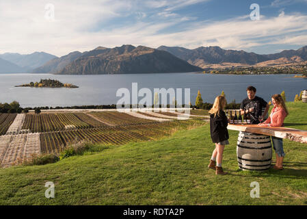 Degustazione di vino presso Rippon con belle viste; degustazioni di vino hanno luogo di norma nella sala di degustazione ma occasionalmente può accadere nel prato. Rippon è Foto Stock