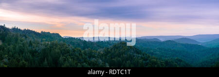 La mattina presto il panorama in Santa Cruz Mountains; Monterey Bay e l'Oceano Pacifico visibile in background; San Francisco Bay Area, California Foto Stock