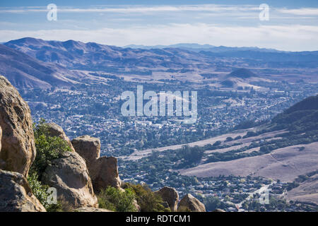 Vista verso San Luis Obispo come visto dal sentiero per il Vescovo di picco, California Foto Stock