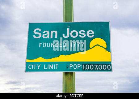 Aggiornato a San Jose, California City limitare segno che indica una popolazione di oltre un milione di e anno di fondazione 1777 Foto Stock