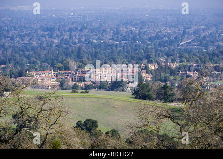 Vista aerea del condominio edifici circondati da aree verdi, Cupertino, South San Francisco Bay, California Foto Stock