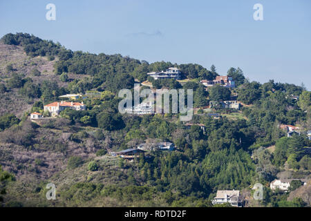 Vista verso le case costruite a Los Altos Hills, South San Francisco Bay, California Foto Stock