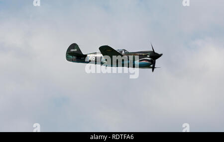Curtiss P-40 Warhawk è anche noto come il Flying Tiger battenti in air show Foto Stock