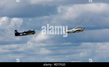 North American T-28 Trojan un motore unico formatore battenti in un air show Foto Stock