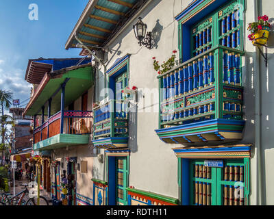 Guatape, Colombia - Jan 12 19 - decorato in maniera colorata case nel centro della cittadina di Guatape, Colombia Foto Stock