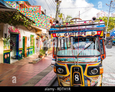 Guatape, Colombia - Jan 12 19 - decorato in maniera colorata di tuk-tuk nel centro della città di Guatape, Colombia Foto Stock