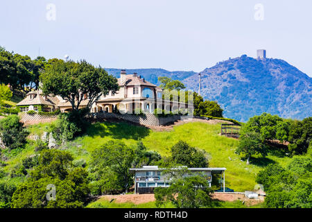 Grande casa nelle colline di South San Francisco Bay Area, Mount Umunhum in background; San Jose, Santa Clara County, California Foto Stock