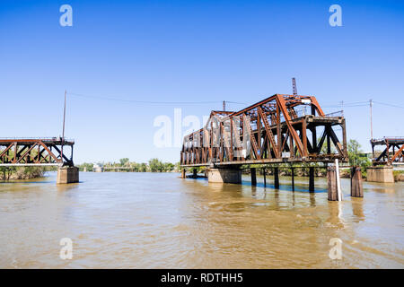 L'ho Street Bridge è una storica traliccio metallico ponte girevole situato sulla strada io a Sacramento, California Foto Stock