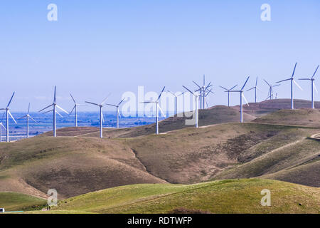 Le turbine eoliche sulle colline a est della baia di San Francisco, Stockton valle in background, contea di Alameda, California Foto Stock