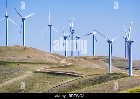 Le turbine eoliche sulla sommità di verdi colline nella zona est di San Francisco Bay Area su un chiaro, giornata soleggiata, Contra Costa County, California Foto Stock