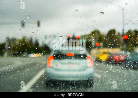 Le vetture si è fermato a una luce rossa in un giorno di pioggia, California Foto Stock