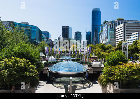 Vancouver, BC, Canada - luglio 2018 - Robson Square in estate con alberi verdi e grattacieli in background. Architettura moderna Foto Stock