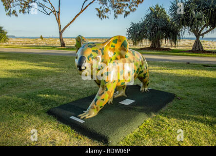 Spiaggia con ingresso koala statua dipinta per mimetizzare il colore Gold Coast di Queensland in Australia Foto Stock