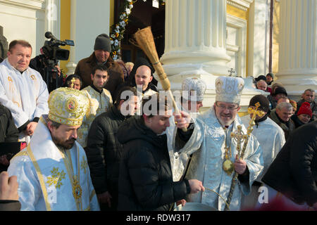 Uzhgorod, Ucraina - Jan 19, 2019: cattolica greca epifania cerimonia in cattedrale. sacerdote santifica il popolo intorno Foto Stock