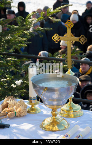 Uzhgorod, Ucraina - Jan 19, 2019: cattolica greca epifania cerimonia. croce e la vaschetta dell'acqua di fronte alla folla Foto Stock