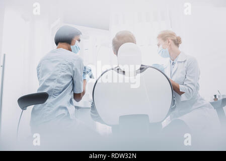 Tipo internazionale, giovane azienda stomatologist x-ray foto Foto Stock
