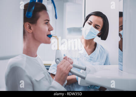 Allegro stomatologist facendo x-ray foto di denti Foto Stock