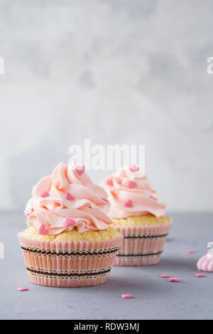Tortini di vaniglia con rosa di glassa di lampone per il giorno di San Valentino o matrimoni. Foto Stock