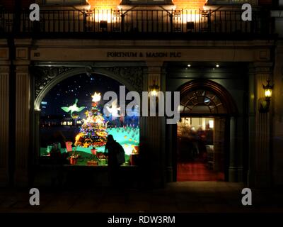Fortnum & Mason shop di Natale display anteriore, Piccadilly, Londra, Regno Unito. Foto Stock