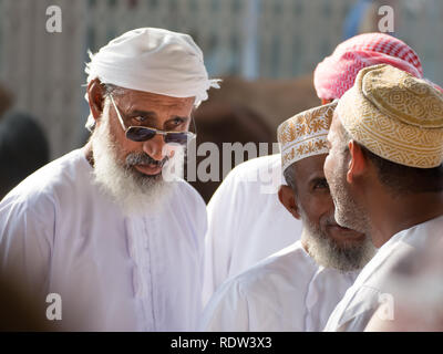 Nizwa, Oman - 2 Novembre 2018: espressione di un uomo Omani che discute con gli altri uomini presso il mercato del venerdì in Nizwa Foto Stock