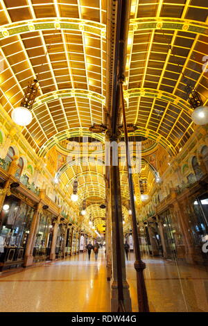 County Arcade è parte del quartiere di Victoria complesso per lo shopping a Leeds. Foto Stock