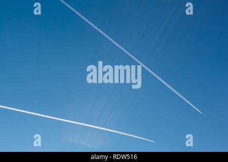 Due piani con tracce su un cielo blu sullo sfondo. Spazio di copia Foto Stock