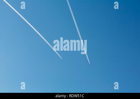 Due piani con tracce su un cielo blu sullo sfondo. Spazio di copia Foto Stock