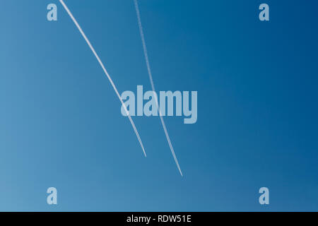 Due piani con tracce su un cielo blu sullo sfondo. Spazio di copia Foto Stock