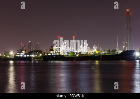 Notte tempo di raffinazione di olio vegetale di settore. Vista del trattamento gas di fabbrica. Industria petrolifera e del gas impianto petrolchimico a Bangkok ,Thailandia Foto Stock