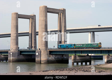 Una classe 73 elettro locomotiva diesel numero 73136 "perseveranza" e salone di osservazione numero 975025 "Caroline' attraversamento del re Ferry Bridge. Foto Stock