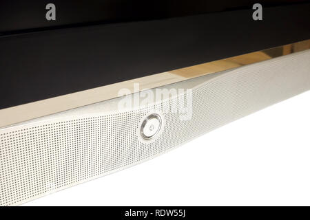 Tasto di accensione sulla moderna TV LCD ricevitore con schermata nera vuota e pannello di argento con molti piccoli fori vista laterale isolato su bianco Foto Stock