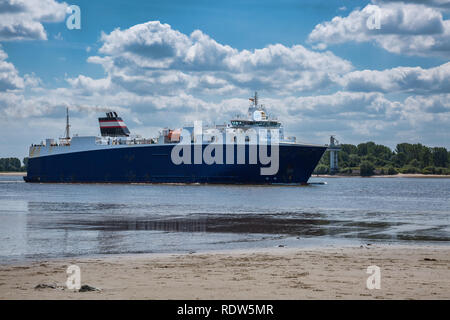 RoRo nave sul fiume Elba vicino ad Amburgo Foto Stock