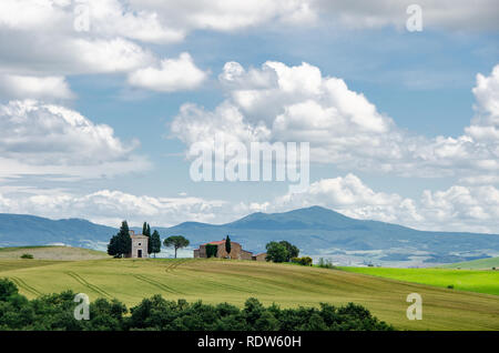 Campo con antica cappella in Toscana, Italia Foto Stock