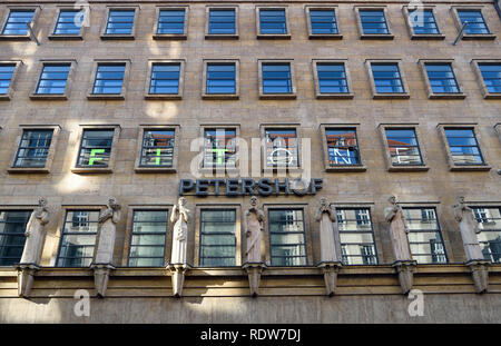 Leipzig, Germania - 15 novembre 2018. La facciata della Petershof residenziale ed edificio commerciale a Lipsia, con statue di sette 2.6-metro-alta figure, r Foto Stock