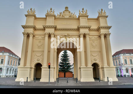 La città di Potsdam, Germania - 16 Novembre, 2018. La Porta di Brandeburgo (Brandenburger Tor) a Potsdam, con gli edifici circostanti e il semaforo. Foto Stock