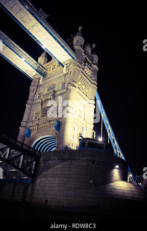 Accesa il Tower Bridge di Londra, Regno Unito, visto dal fiume Tamigi di notte Foto Stock